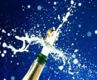 Bir şişe şampanya Yılbaşı kutlamak için uncorking